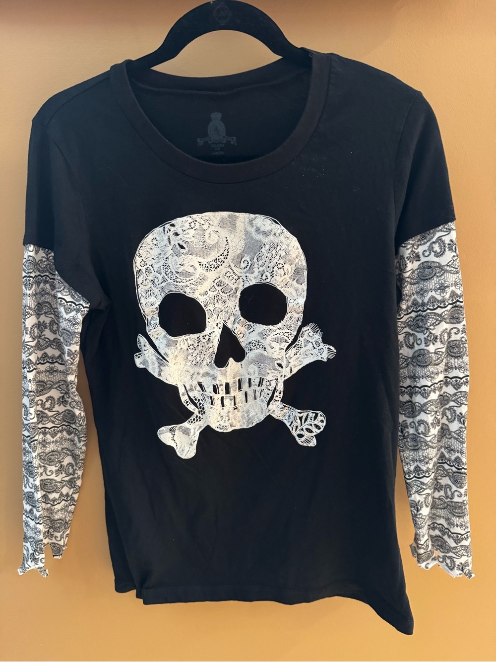Black & White Skull Lace Like Sleeve Long-Sleeve women’s Junior Size XXL (19)